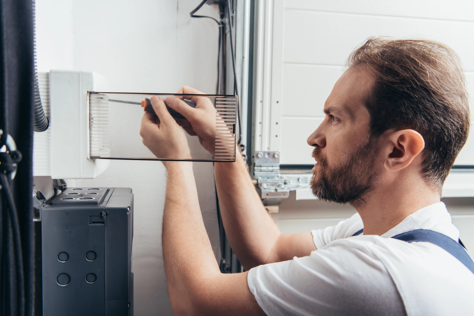Técnico realizando un arreglo eléctrico
