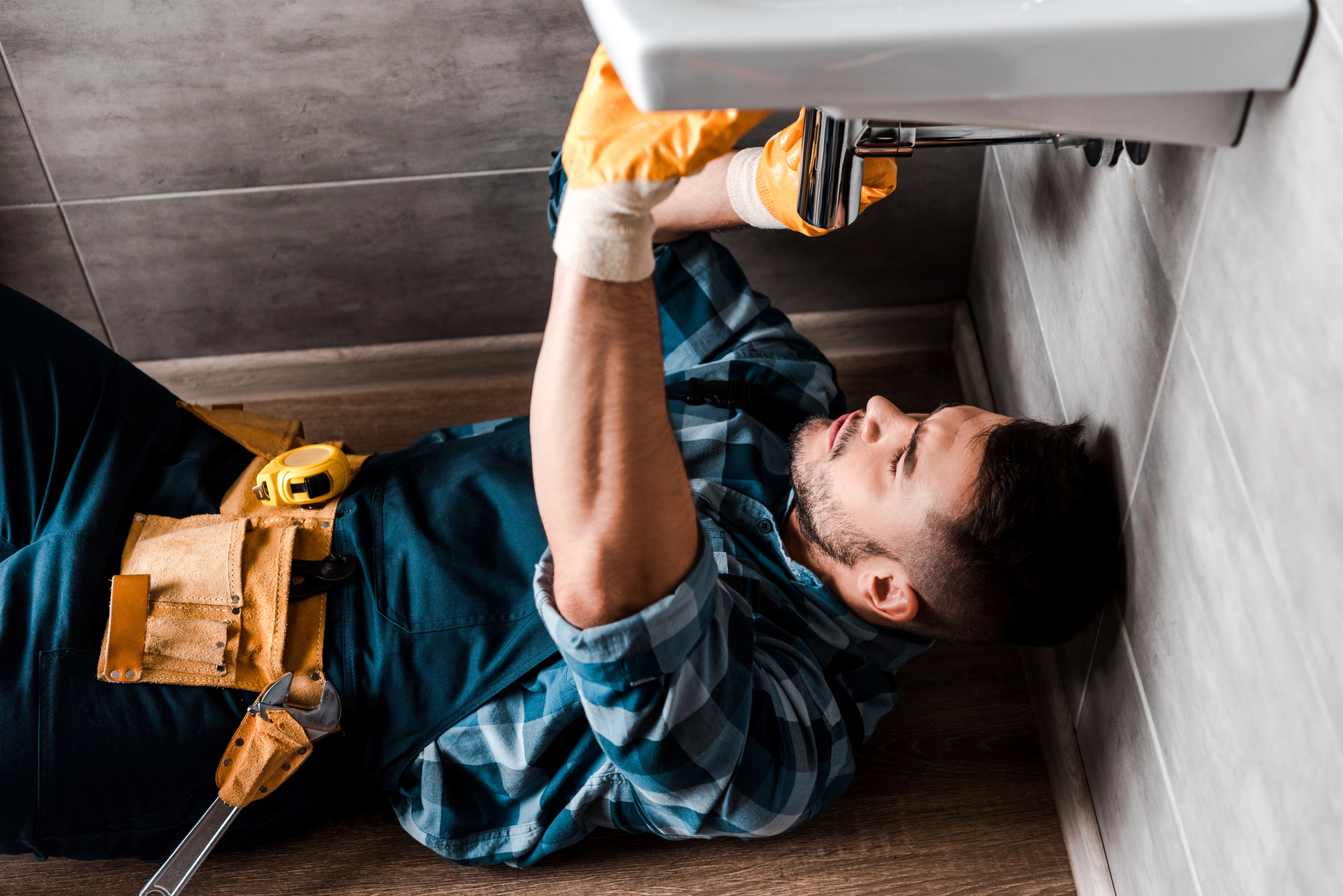 Técnico arreglando una tubería de baño