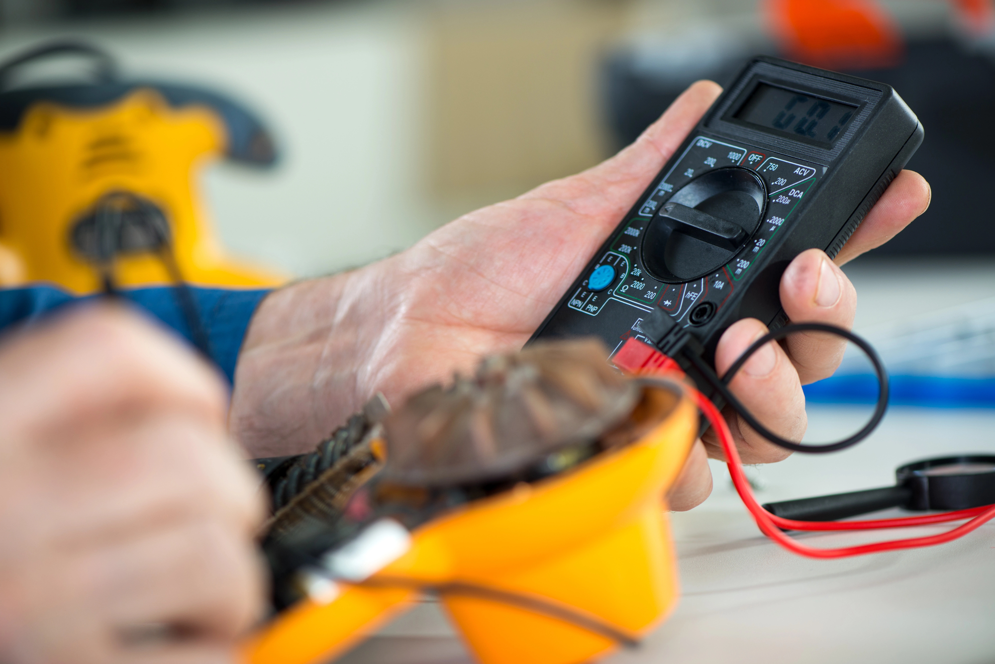 Medidor de energía con cables